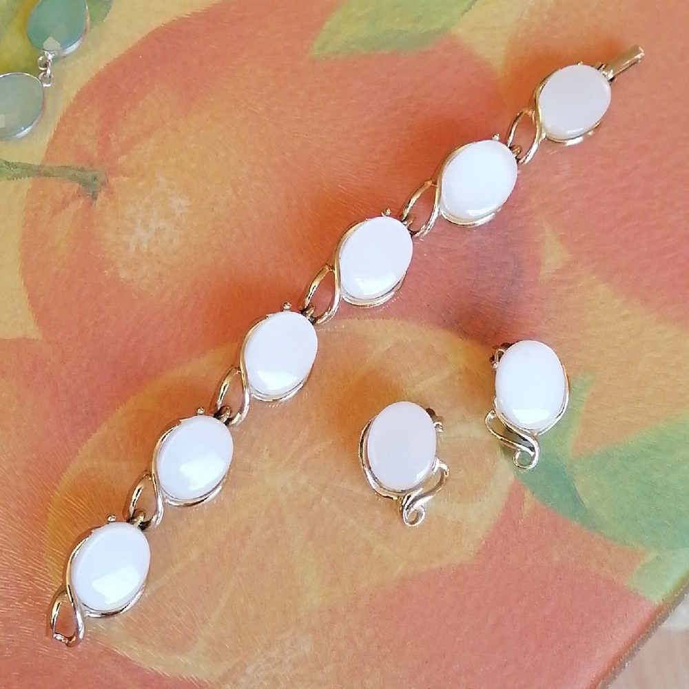 Vintage Glossy White Thermoset Bracelet 7"and Clip-On Earrings Set